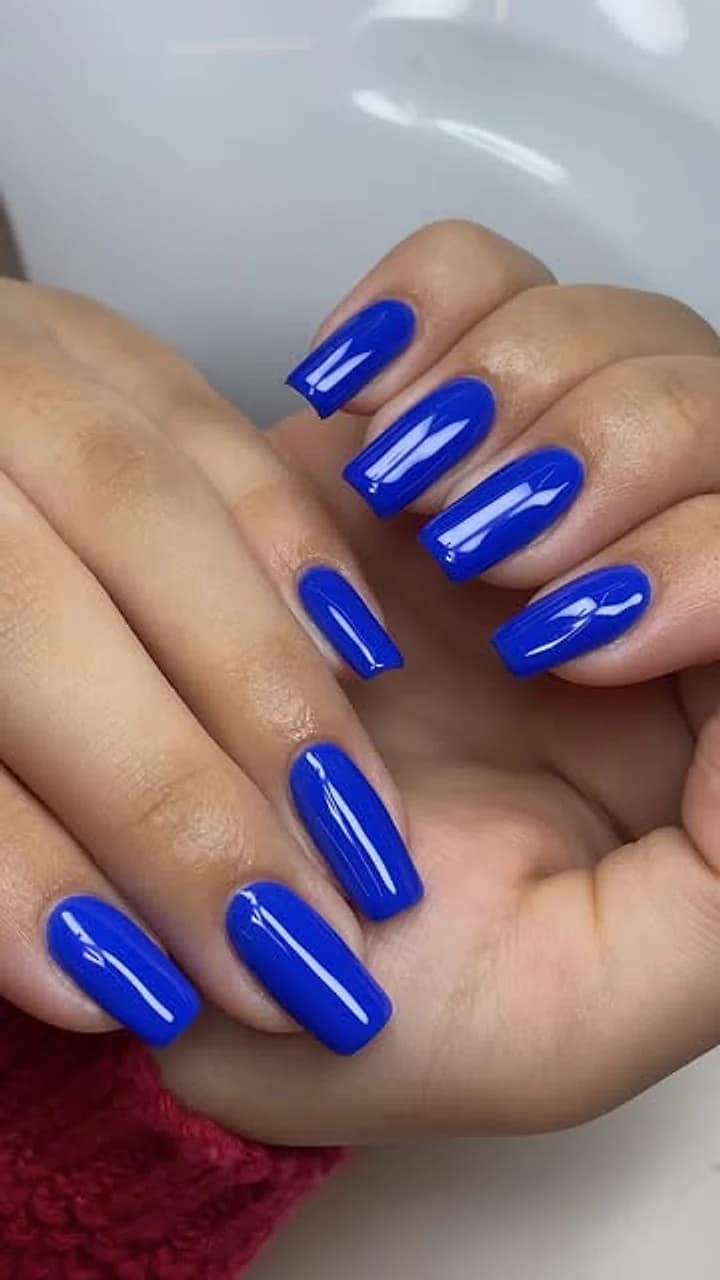 Unhas com esmaltação azul, por Gabriela Dias